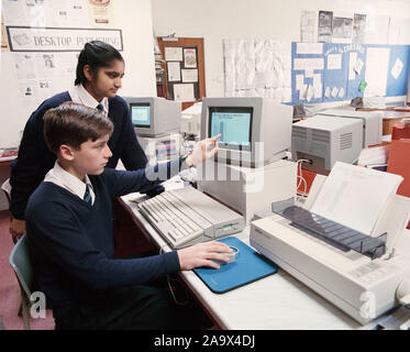 Les élèves de l'enseignement secondaire en 1990, les cours de sciences, Kettlethorpe High School, Wakefield, West Yorkshire, dans le Nord de l'Angleterre, Royaume-Uni Banque D'Images