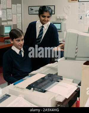 Les élèves de l'enseignement secondaire en 1990, les cours de sciences, Kettlethorpe High School, Wakefield, West Yorkshire, dans le Nord de l'Angleterre, Royaume-Uni Banque D'Images