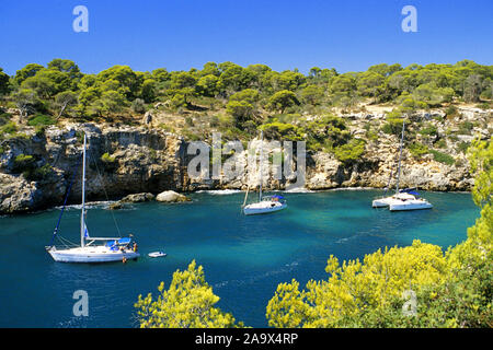 Europa, Spanien, Mallorca, Segelyachten in der Bucht von Cala Pi,, Europe, Espagne, Majorque, plage, bateau, Yacht, Cala Pi, Banque D'Images