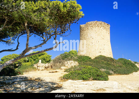 Europa, Spanien, Mallorca, alter Wasserturm vor der Bucht von Cala Pi, Sehenswuerdigkeit Sspana, Europe,,, Mallorca, Plage, bateaux, ancien château d'eau, Ca Banque D'Images