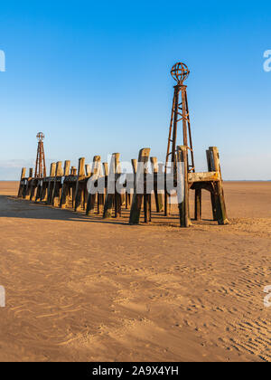 St Anne's Beach avec le reste de l'embarcadère du quai, vu à St Anne's, Lancashire, England, UK Banque D'Images