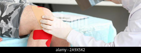 Doctor looking at x-ray photo Banque D'Images