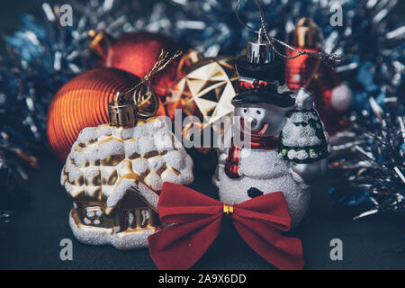 Noël et Nouvel An décorations et guirlandes Banque D'Images