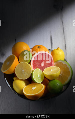 Assortiment coloré d'agrumes sur table en bois Banque D'Images