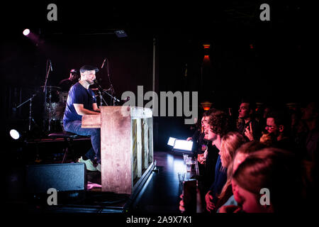 Copenhague, Danemark. 08ème, novembre 2019. Le chanteur, auteur-compositeur et musicien Matt Simons effectue un concert live à Vega à Copenhague. (Photo crédit : Gonzales Photo - Christian Hjorth). Banque D'Images