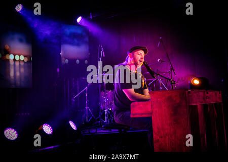 Copenhague, Danemark. 08ème, novembre 2019. Le chanteur, auteur-compositeur et musicien Matt Simons effectue un concert live à Vega à Copenhague. (Photo crédit : Gonzales Photo - Christian Hjorth). Banque D'Images