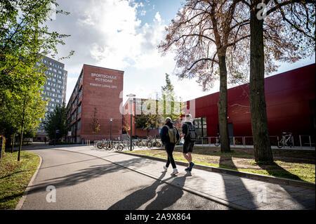 Potsdam, Allemagne. 30Th Oct, 2019. Deux étudiants de l'Sport-Eliteschule Potsdam passent devant le bâtiment principal de l'école. La Sportschule Potsdam est l'un des 43 sports d'élite des écoles en Allemagne. (Pour 'grandes écoles de sport - une vie entre la victoire et la défaite") Credit : Fabian Sommer/dpa/ZB/dpa/Alamy Live News Banque D'Images