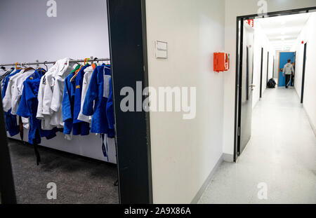 Potsdam, Allemagne. 30Th Oct, 2019. Vestes de Judo accrocher dans une chambre sur le terrain de l'Sport-Eliteschule Potsdam. La Sportschule Potsdam est l'un des 43 sports d'élite des écoles en Allemagne. (Pour 'grandes écoles de sport - une vie entre la victoire et la défaite") Credit : Fabian Sommer/dpa/ZB/dpa/Alamy Live News Banque D'Images