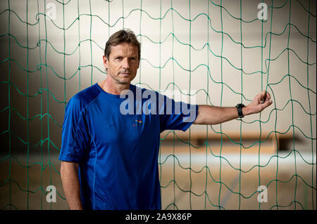 Potsdam, Allemagne. 30Th Oct, 2019. Steffen Kreische, coordonnateur des sports de l'Sport-Eliteschule Potsdam, se tient dans un gymnase sur les terrains de l'école. La Sportschule Potsdam est l'un des 43 sports d'élite des écoles en Allemagne. (Pour 'grandes écoles de sport - une vie entre la victoire et la défaite") Credit : Fabian Sommer/dpa/ZB/dpa/Alamy Live News Banque D'Images