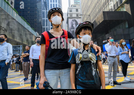 Hong Kong 18 novembre 2019 Le Centre de protestation. Les travailleurs de bureau ordinaire a rejoint les manifestants dans une protestation à l'heure du repas pour montrer l'appui des étudiants de l'Université Polytechnique. Banque D'Images