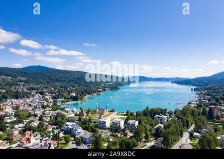 Vue sur le village de Velden au magnifique Lac de Wörthersee en Carinthie, Autriche. Banque D'Images