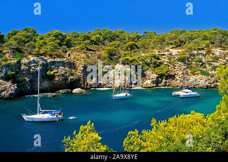 Europa, Spanien, Mallorca, Segelyachten in der Bucht von Cala Pi, Europe, Espagne, Majorque, plage, bateau, Yacht, Cala Pi, Banque D'Images