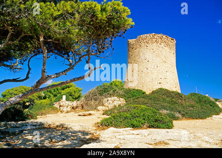 Europa, Spanien, Mallorca, alter Wasserturm vor der Bucht von Cala Pi, Sehenswuerdigkeit Sspana, Europe,, Mallorca, Plage, bateaux, ancien château d'eau, Ca Banque D'Images