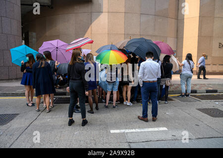 Hong Kong 18 novembre 2019 Le Centre de protestation. Les travailleurs de bureau ordinaire a rejoint les manifestants dans une protestation à l'heure du repas pour montrer l'appui des étudiants de l'Université Polytechnique. Banque D'Images