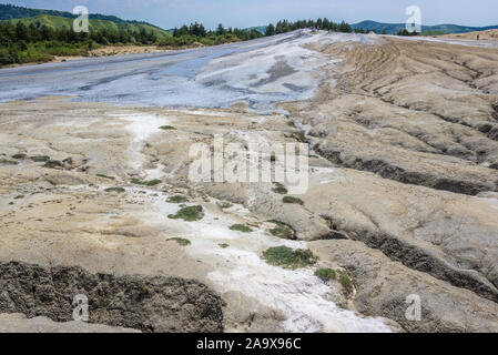 Vue aérienne de Vulcanii Noroiosi Paclele Mari - Berca volcans de boue réservation géologiques et botaniques dans Scortoasa commune, Roumanie Banque D'Images