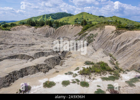 Vue aérienne de Vulcanii Noroiosi Paclele Mari - Berca volcans de boue réservation géologiques et botaniques dans Scortoasa commune, Roumanie Banque D'Images