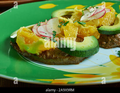 Carne asada avec Orange Salsa, la jupe des steaks mariner dans un mélange de piments, aromatiques, et l'huile d'olive. Banque D'Images