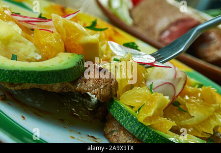 Carne asada avec Orange Salsa, la jupe des steaks mariner dans un mélange de piments, aromatiques, et l'huile d'olive. Banque D'Images