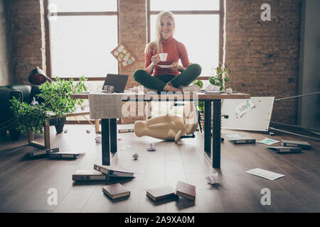 Corps plein de photo femme négociant heureux s'asseoir les jambes croisées sur la table se sentir insouciant insouciant reste relâcher white Coffee cup in loft bureau malpropre Banque D'Images