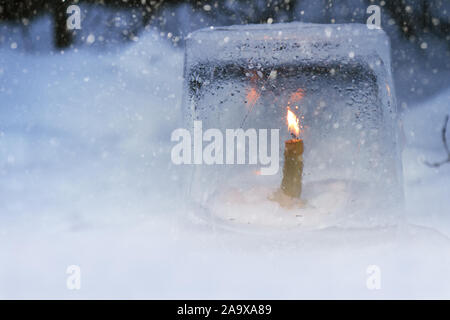 Lanterne d'hiver 2043, les bougies à l'intérieur, dans la neige. Banque D'Images