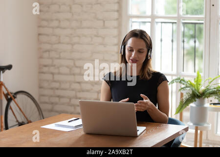 Young businesswoman discuter les détails du projet avec les clients par appel vidéo. Banque D'Images