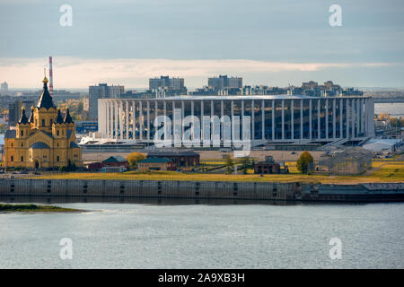 NIZHNY NOVGOROD, RUSSIE - Septembre 28, 2019 - vue d'été de Strelka - la confluence de l'Oka et de la Volga, de la cathédrale au nom de la Ho Banque D'Images