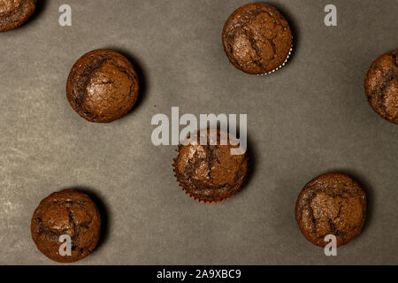 Muffins au chocolat noir accueil soutenu Banque D'Images