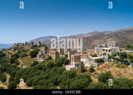 La vue aérienne de l'impressionnant Vathia village traditionnel de Mani avec la caractéristique tour abrite. Laconie Péloponnèse Banque D'Images