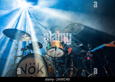 Copenhague, Danemark. 16, novembre 2019. Le groupe indie pop islandaise des monstres et des hommes effectue un concert live à KB Hallen à Frederiksberg. Ici le batteur Arnar Rosenkranz Hilmarsson est vu sur scène. (Photo crédit : Gonzales Photo - Peter Troest). Banque D'Images