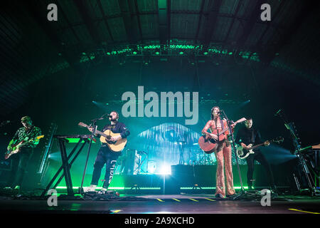 Copenhague, Danemark. 16, novembre 2019. Le groupe indie pop islandaise des monstres et des hommes effectue un concert live à KB Hallen à Frederiksberg. Chanteur et musicien ici Nanna Bryndís Hilmarsdottir est vu sur scène. (Photo crédit : Gonzales Photo - Peter Troest). Banque D'Images