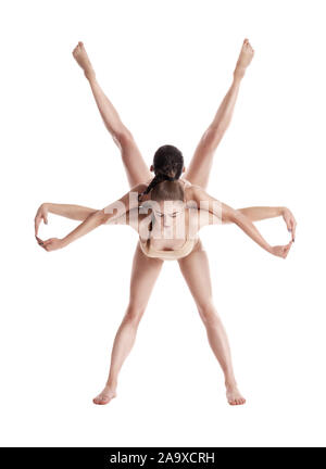 Deux gymnastes filles flexibles avec des nattes, en beige justaucorps sont exécutant les exercices à l'aide du support et posant isolé sur fond blanc. Concept o Banque D'Images