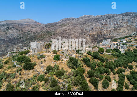 La vue aérienne de l'impressionnant Vathia village traditionnel de Mani avec la caractéristique tour abrite. Laconie Péloponnèse Banque D'Images