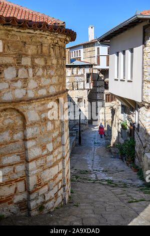 Vieilles rues pavées et maisons Ottomanes dans l'ancien quartier Doltso de Kastoria, la Macédoine, la Grèce du Nord. Banque D'Images