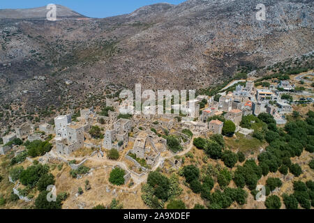 La vue aérienne de l'impressionnant Vathia village traditionnel de Mani avec la caractéristique tour abrite. Laconie Péloponnèse Banque D'Images