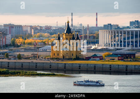 NIZHNY NOVGOROD, RUSSIE - Septembre 28, 2019 - vue d'été de Strelka - la confluence de l'Oka et de la Volga, de la cathédrale au nom de la Ho Banque D'Images