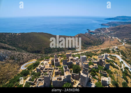 La vue aérienne de l'impressionnant Vathia village traditionnel de Mani avec la caractéristique tour abrite. Laconie Péloponnèse Banque D'Images