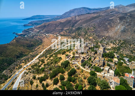 La vue aérienne de l'impressionnant Vathia village traditionnel de Mani avec la caractéristique tour abrite. Laconie Péloponnèse Banque D'Images