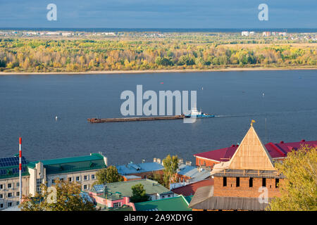 NIZHNY NOVGOROD, Russie - le 28 septembre 2019 : vue sur la ville et la Volga du Kremlin wall en journée d'automne Banque D'Images