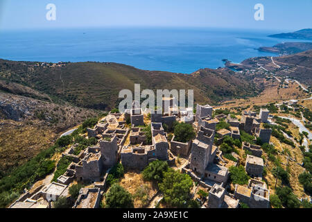 La vue aérienne de l'impressionnant Vathia village traditionnel de Mani avec la caractéristique tour abrite. Laconie Péloponnèse Banque D'Images