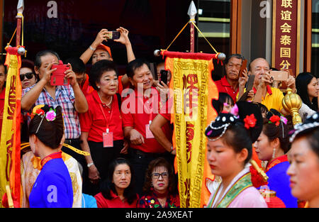 Beijing, Chine. 15 Nov, 2019. Photo prise le 15 novembre 2019 montre un rituel a tenu à rendre hommage à la déesse Mazu mer chinois à Bangkok, Thaïlande. Credit : Wei Peiquan/Xinhua/Alamy Live News Banque D'Images