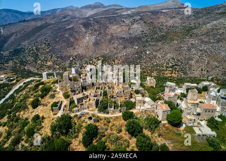 La vue aérienne de l'impressionnant Vathia village traditionnel de Mani avec la caractéristique tour abrite. Laconie Péloponnèse Banque D'Images