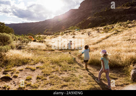 Les enfants randonnées au coucher du soleil,Pilar, NM. Banque D'Images