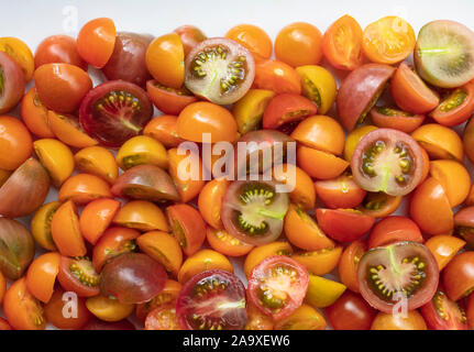 Close up de tranches de tomates cerises d'héritage Banque D'Images