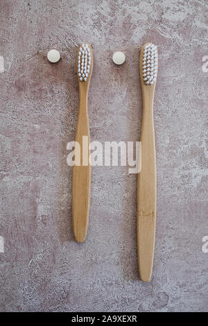 High angle portrait de deux brosses à dents en bois. Banque D'Images