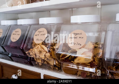 Close up de la tablette avec une sélection de fruits secs dans des bocaux en verre. Banque D'Images