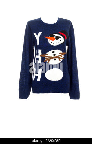 Pull de Noël avec une photo d'un bonhomme isolé sur un fond blanc. Funny pullover à l'image d'un bonhomme à lunettes et un chapeau. Banque D'Images