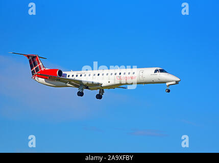 Loganair Embraer ERJ-145 faire son approche de l'aéroport d'Inverness dans les Highlands écossais. Banque D'Images