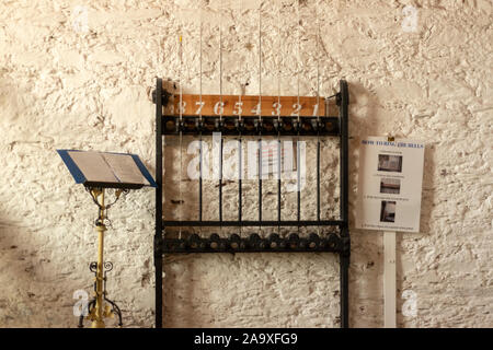 L'appareil d'Ellacombe de St. Anne's Church ou Bells of Shandon mécanisme et tire des cordes de cloche dans la salle de sonnerie de l'église, Cork City, Irlande Banque D'Images