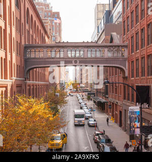 Une passerelle ou pont en ciel photographié à partir de la ligne haute, Chelsea Market, Chelsea, Manhattan, New York City, États-Unis d'Amérique. Banque D'Images