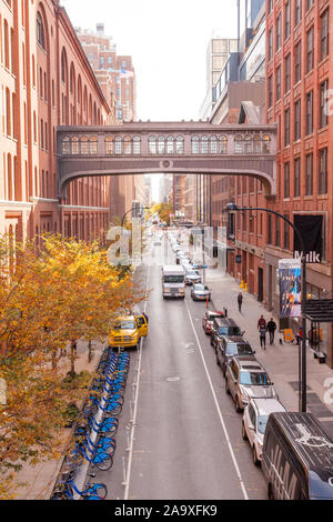 West 15th Street ou skybridge pont en ciel photographié à partir de la ligne haute, Chelsea Market, Chelsea, Manhattan, New York City, États-Unis d'Amérique. Banque D'Images